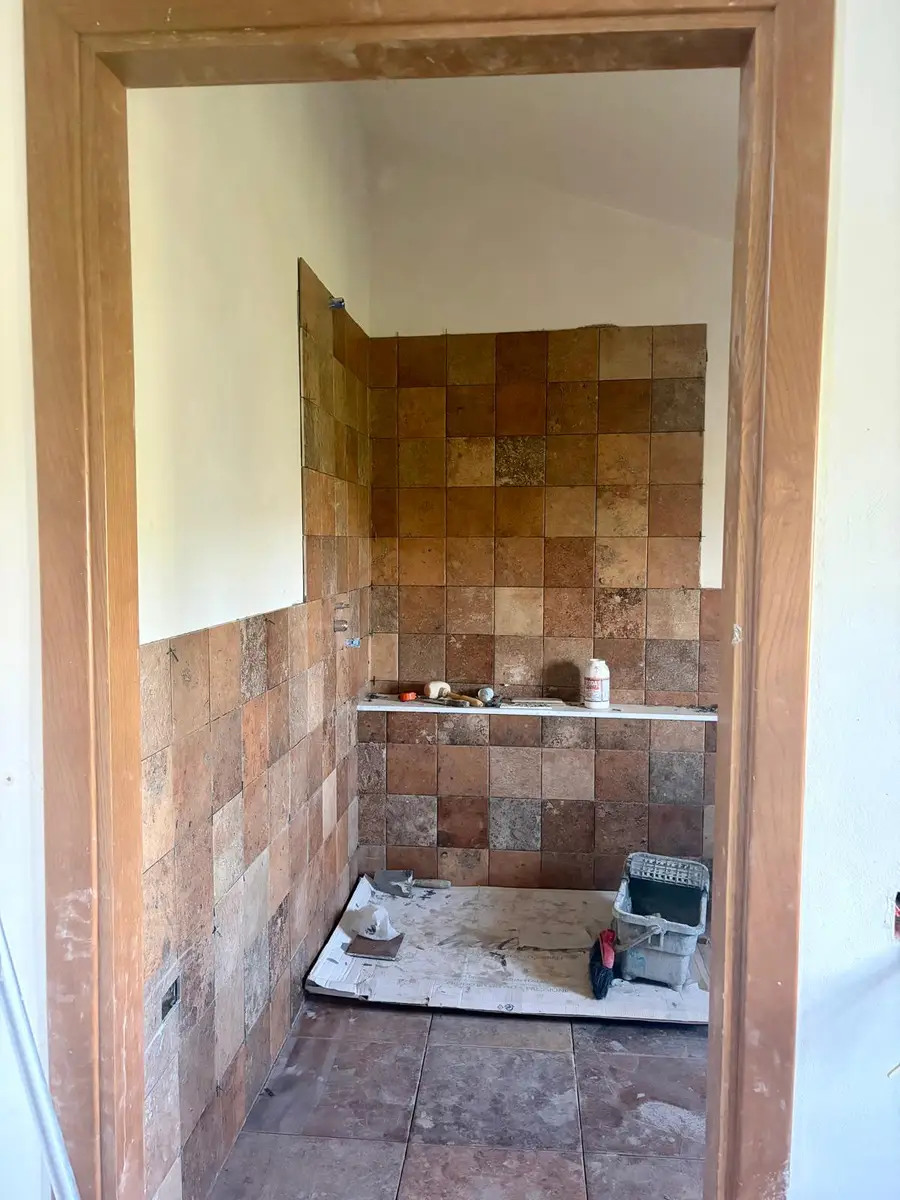 Jori mentre dipinge durante la ristrutturazione di Casa Terrazzella