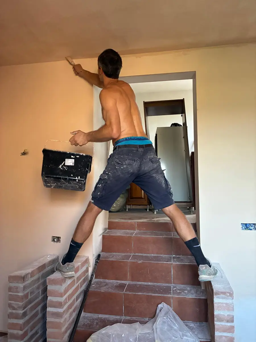 Nuove piastrelle del bagno durante la ristrutturazione